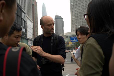 说明: C:Users马格南Downloads玛格南工作坊Matt Stuart带学生到华强北外出街拍.JPG