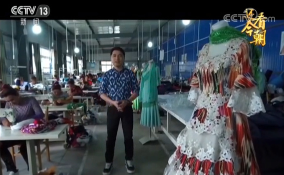 英吉沙县乌恰乡的一家农民缝纫刺绣合作社