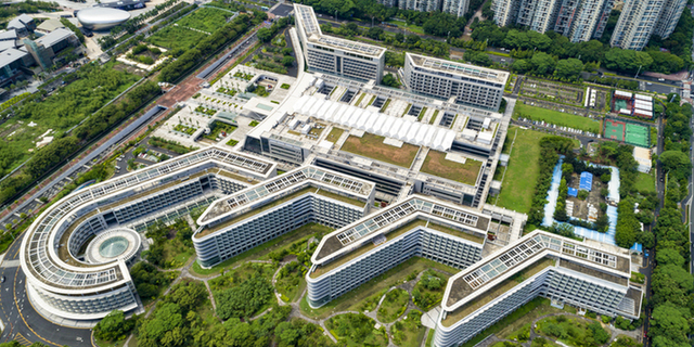 熊琰 《俯瞰香港大学深圳医院》