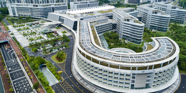 熊琰 《俯瞰香港大学深圳医院》