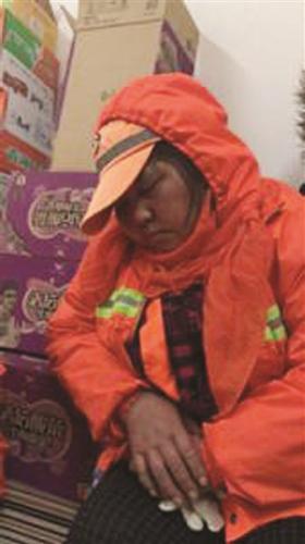【暖新闻】致敬风雪中的劳动者！岁月静好只因有你们在负重前行