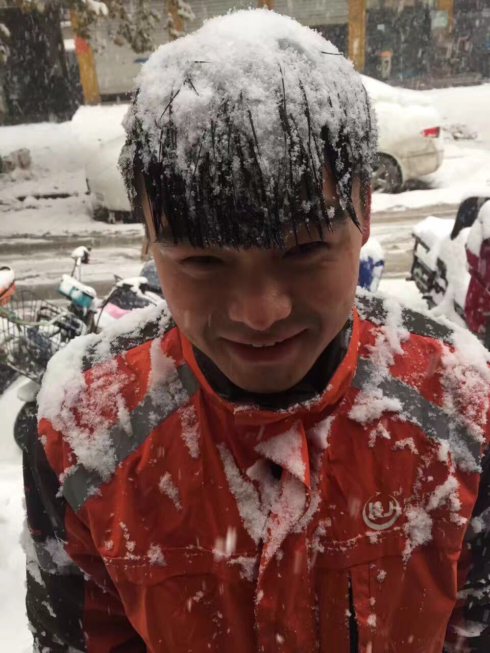 【暖新闻】致敬风雪中的劳动者！岁月静好只因有你们在负重前行