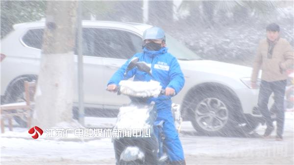 【暖新闻】致敬风雪中的劳动者！岁月静好只因有你们在负重前行