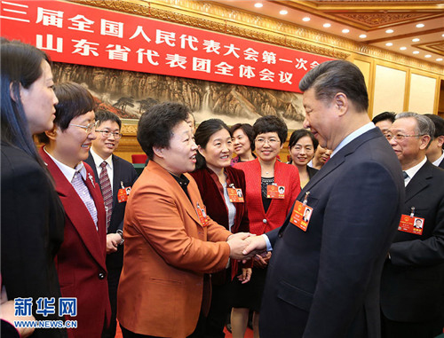 习近平全国人大代表卓长立握手