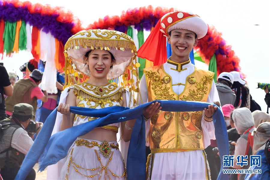 （新华网）（1）沙漠集体婚礼