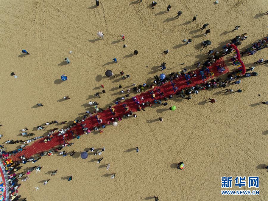 （新华网）（2）沙漠集体婚礼