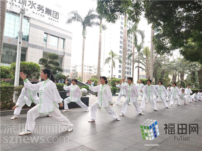 柔力球太极表演助阵深圳国际马拉松赛