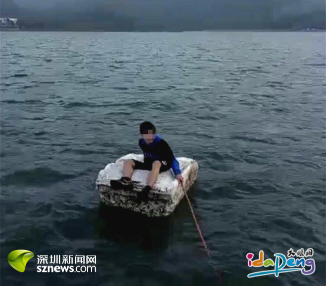 两位大男孩拿泡沫板当船 海上玩命“漂流”