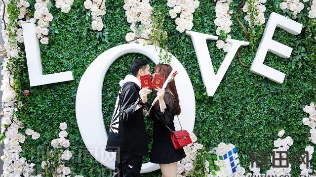 情人节福田新婚姻登记处爆满 有人从漂流瓶、兼职群聊到结婚