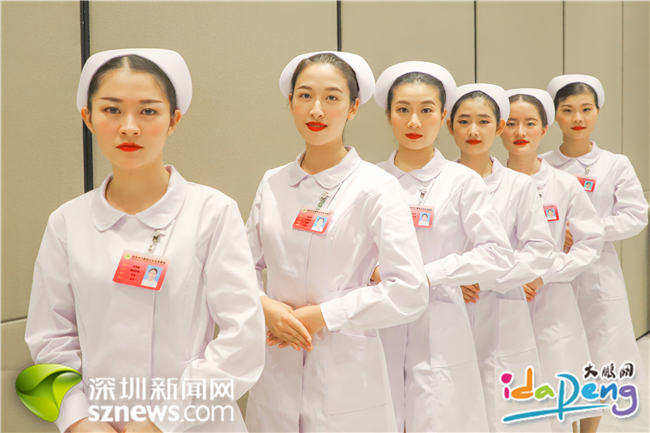 其中礼仪展示包括护士站姿,坐姿,行姿,蹲姿,端治疗盘,持病历夹,推车行