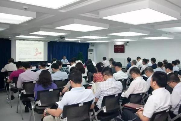 前海合作区党工委理论学习中心组召开集体学习会