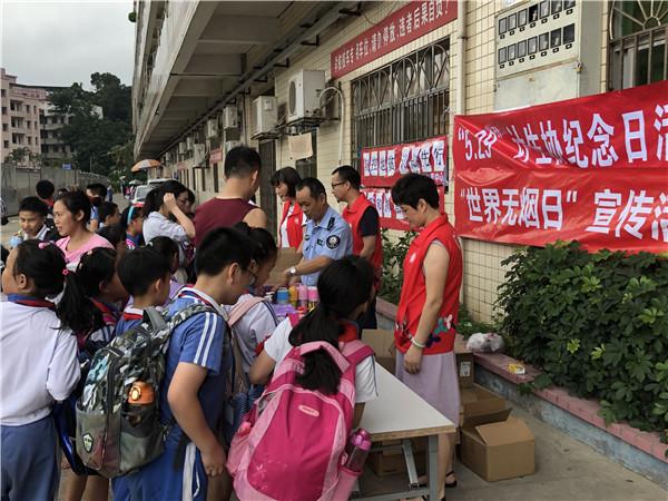 综合宣传走进校园 和谐社区你我共建