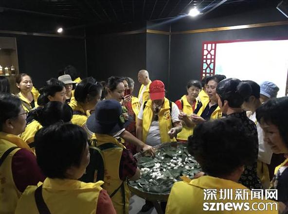 “参观+学习+体验” 社区居民感受丝绸文化