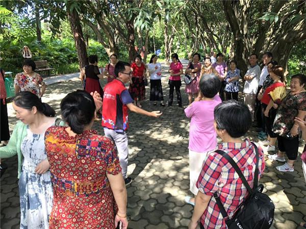 社区志愿者开展团建 传承志愿服务精神