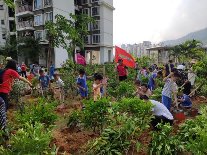 党群共种下200多株木 沙河街道 总工会组织开展党群共建植树活动