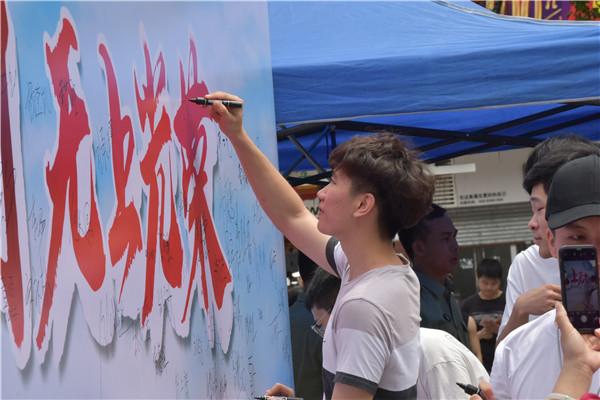 罗湖启动2019年夏秋季征兵 500余名热血青年报名应征