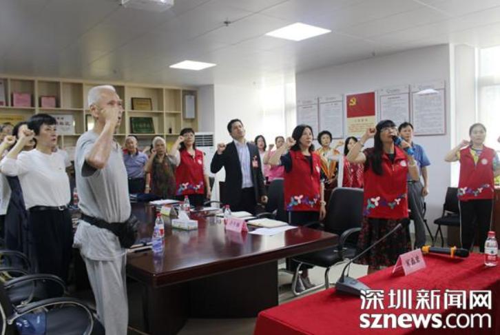 老党员过政治生日 55位党员重温入党誓词