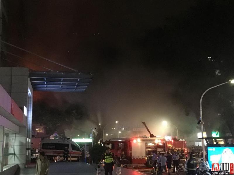 福田区第二人民医院楼顶药房突发火灾！未发现人员伤亡
