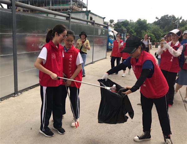 “义”起创建文明城市 20对亲子开展环保登高