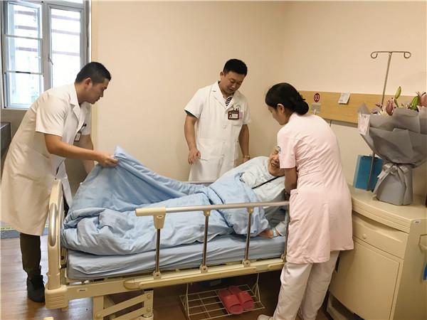 腰椎间盘突出手术后当晚就能下床走动？吓到82岁高龄老太