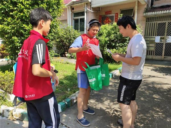 垃圾分类知识进社区 倡导绿色低碳生活