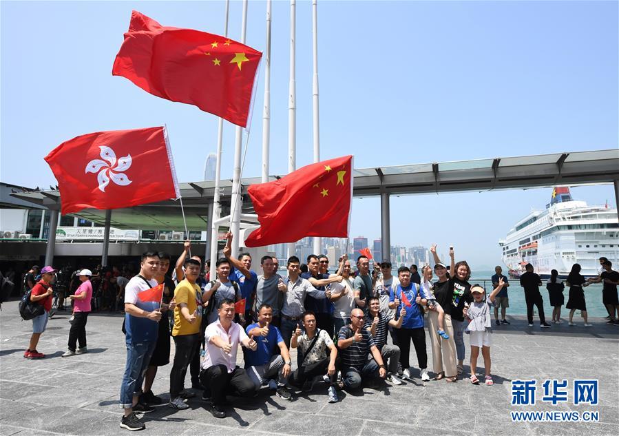 （图文互动）特写：香港市民自发集会守护五星红旗
