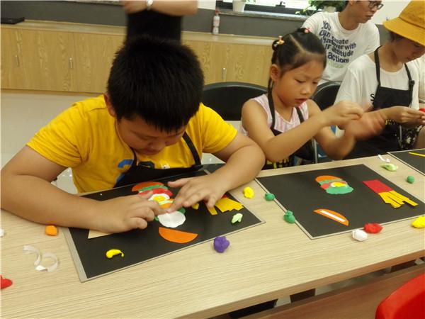 “今天我是小厨师” 亲子手工创作欢笑满堂