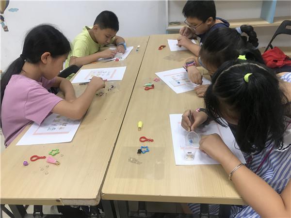 社区暑期夏令营创意无限 动手设计专属钥匙扣