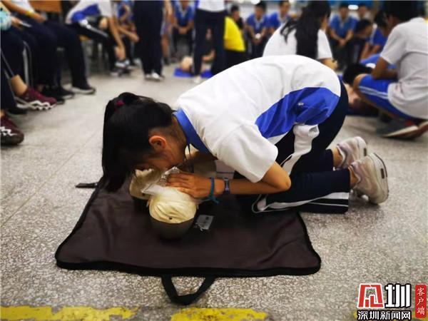 与生命赛跑 深圳中学新生入学必修“急救”课