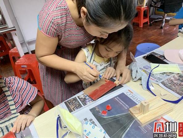 深港亲子制作木艺国旗 体验“国旗下的幸福”
