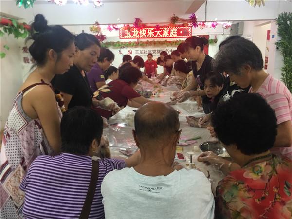 快乐大家庭迎中秋 居民DIY冰皮月饼
