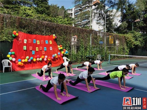 社区义工团建文艺汇演各显风采