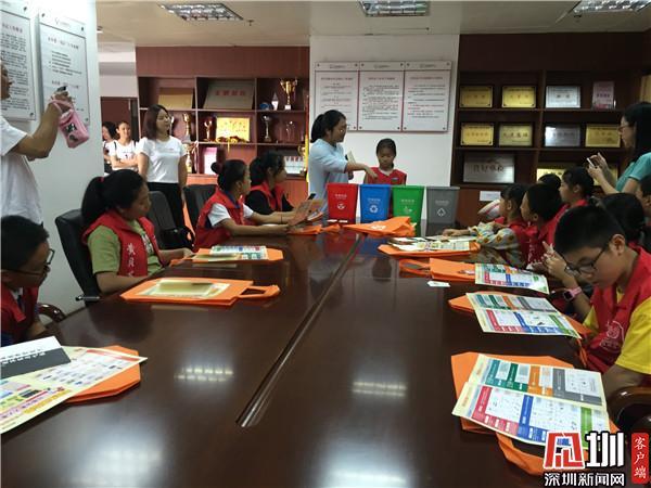 垃圾分类进社区 楼层撤桶从我做起