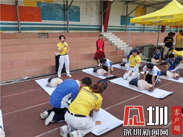 急救直升机飞进校园 罗湖上千学生学急救技能