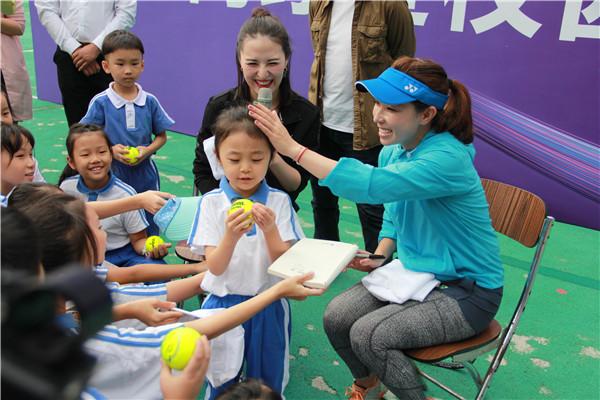 网球大满贯冠军郑洁到罗湖 与学生面对面交流