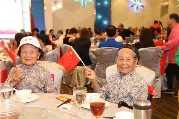 年近90姐妹花挥舞红旗 为社区老年人协会点赞