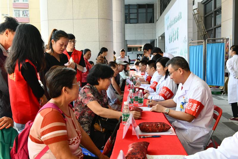 市民排队品尝“中医味道”广州中医药大学深圳医院首届膏方节开幕