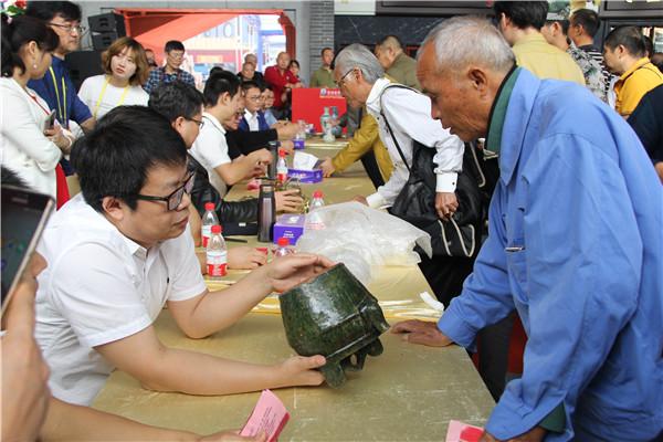 《华山论鉴》走进深圳古玩城 五位鉴定专家现场辨真伪