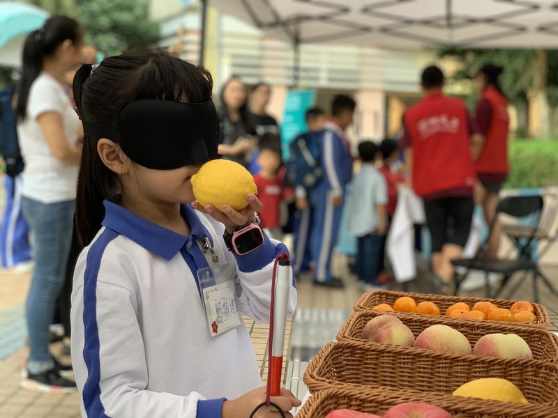 用体验促进了解　莲花街道举办视障人士关爱倡导活动