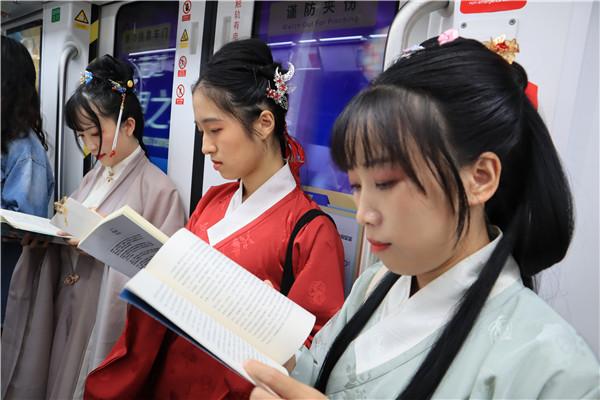 让“书香”溢满车厢 深圳百名市民地铁阅读20分钟