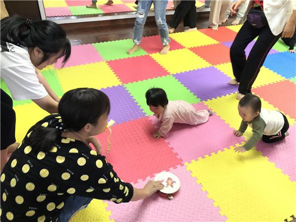 社区“宝宝爬行大赛”宝妈萌娃齐献技