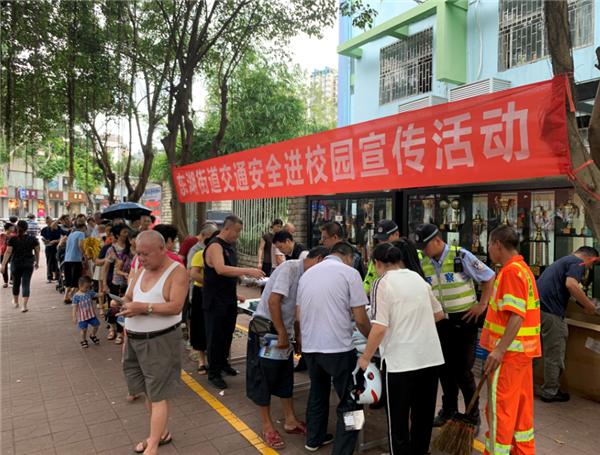 主题教育关注群众热点 建设平安幸福街区