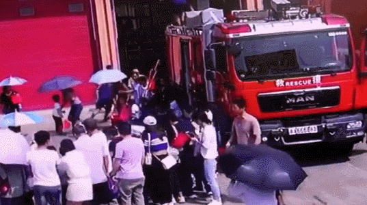 生日宴吃到一半全跑了 网友:突然跑了才是消防员的日常