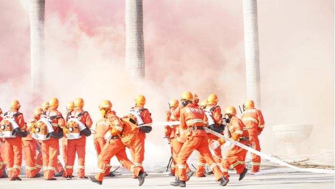 大火烧山？别怕 这是福田在举行森林防灭火实兵演习