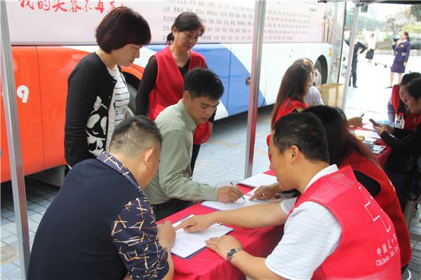 爱心人士齐聚深圳古玩城 暖冬热血诠释公益