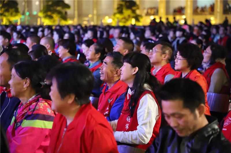 冯巩助阵福田义工颁奖晚会 笑声和勋章送给红马甲！