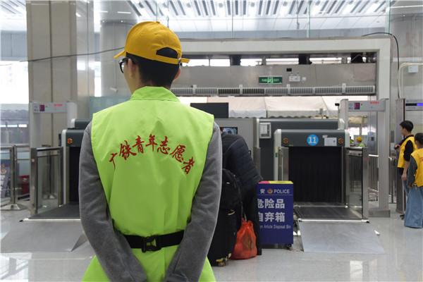 春运首日吹响爱心集结号 深圳火车站启动志愿服务