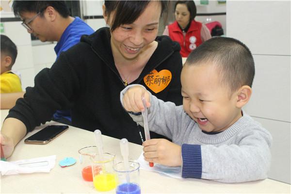 小小孩童造出彩虹 社区科学实验满足孩子探索需求