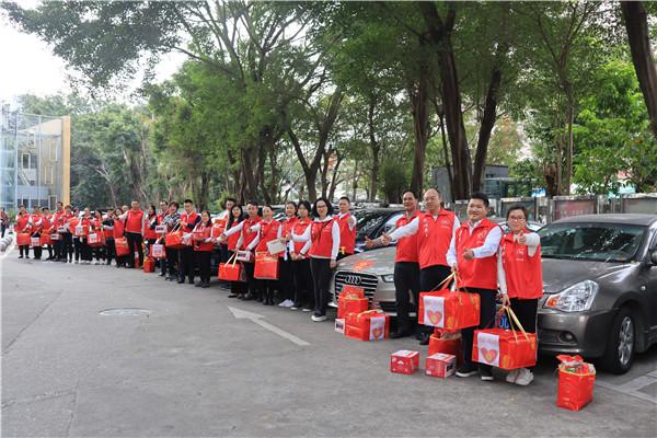 新春情浓 罗湖12辆车队将“爱心年夜饭”送到家