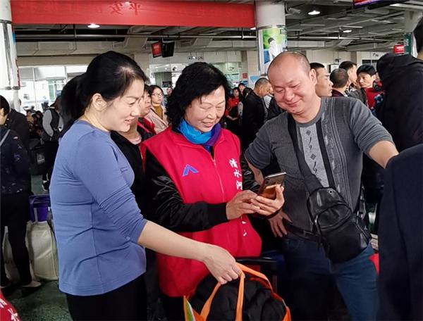 新春走基层丨春运志愿者用爱温暖回家路
